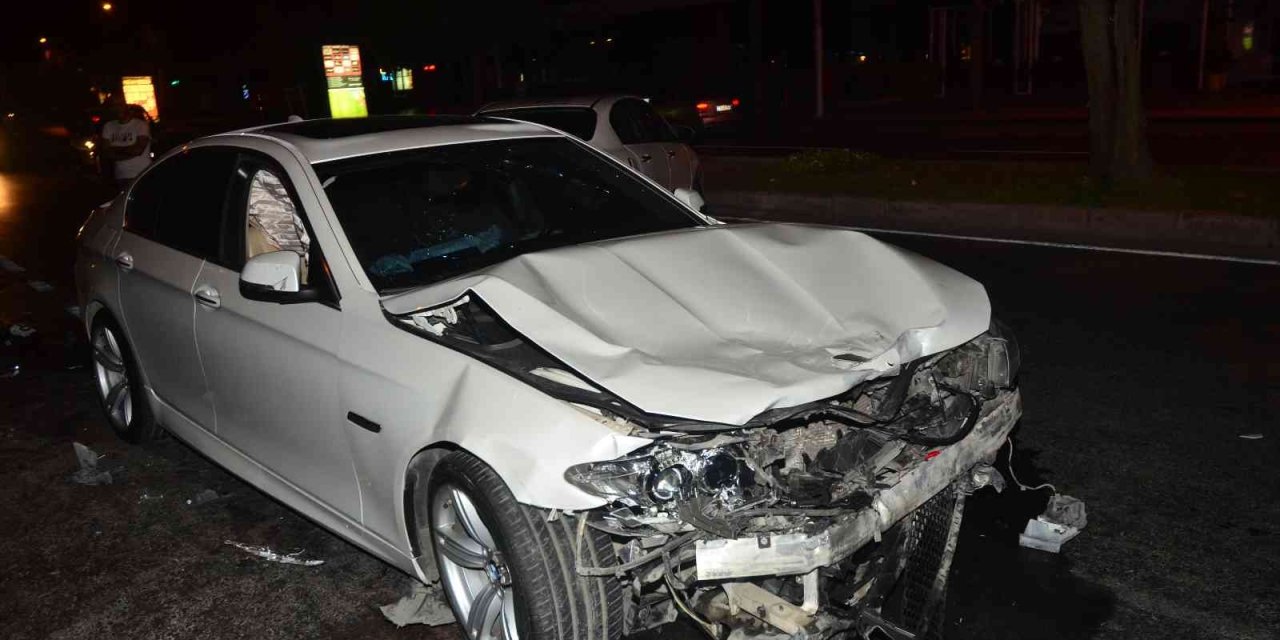 Sürücünün Kontrolünden Çıkan Araç, 2 Araca Çarparak Durabildi