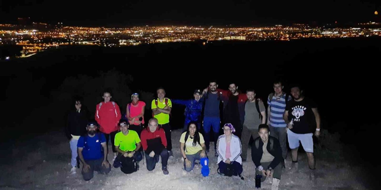 Doğa Tutkunları 3 Saatlik Yürüyüşün Ardından Şehir Manzarasının Tadını Çıkardı