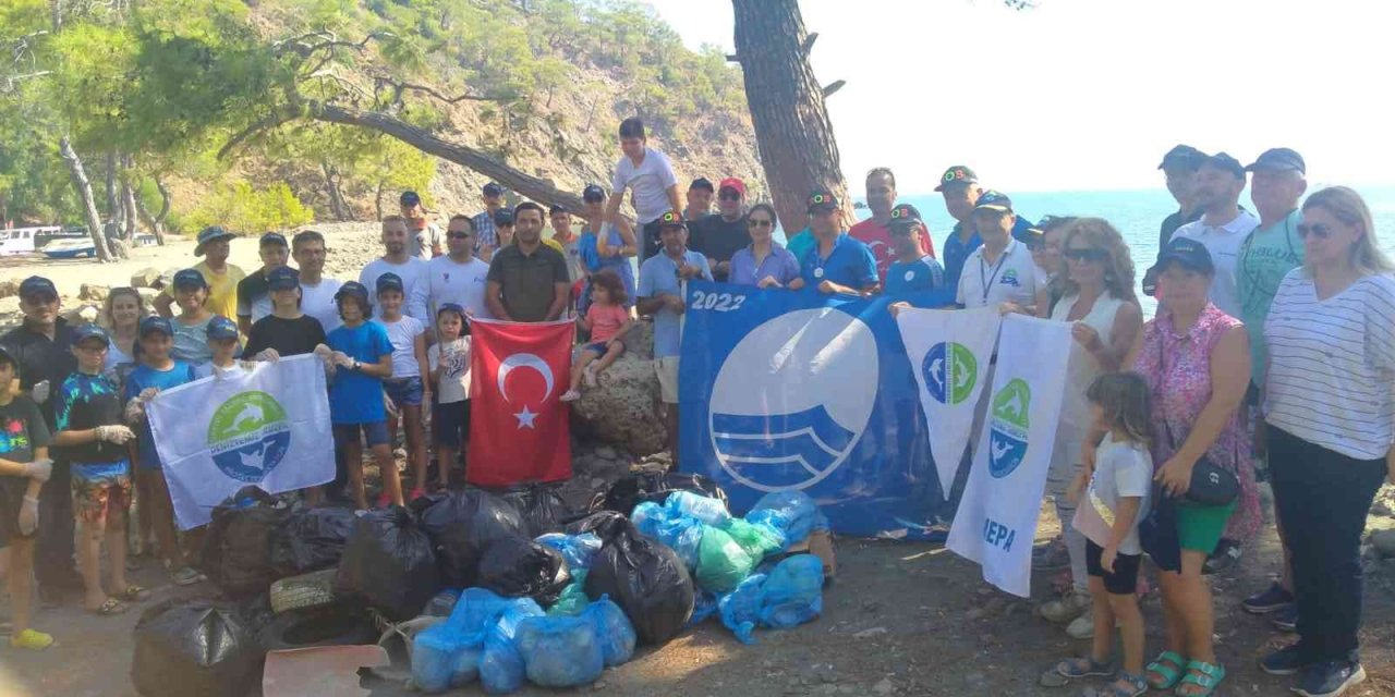 Kemer’deki Kıyı Temizliğinde 650 Kilo Çöp Toplandı