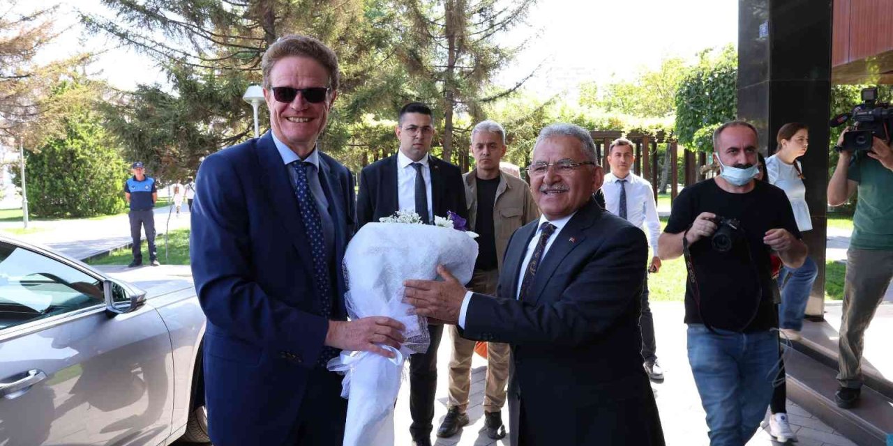 Başkan Büyükkılıç, 1 Bakan Yardımcısı Ve 3 Büyükelçiyi Makamında Ağırladı