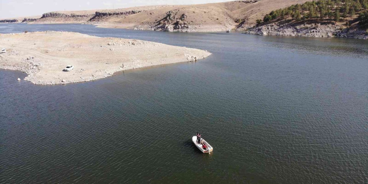 Jandarma Baraj Ve Göletleri Tekneyle Denetliyor