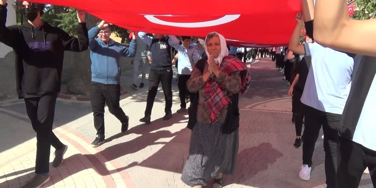 100 Metrelik Bayrağı Taşıyan Yaşlı Kadın Gençlere Taş Çıkardı