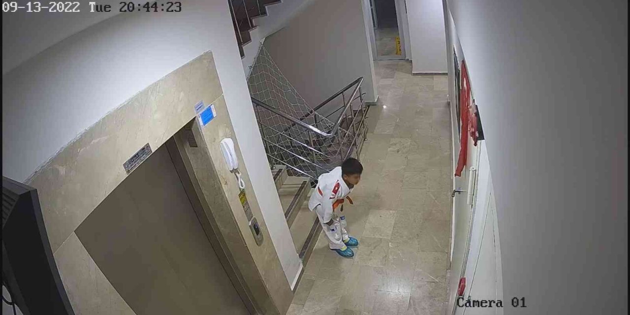 Küçük Ahmet’ten Görenleri Duygulandıran Selam