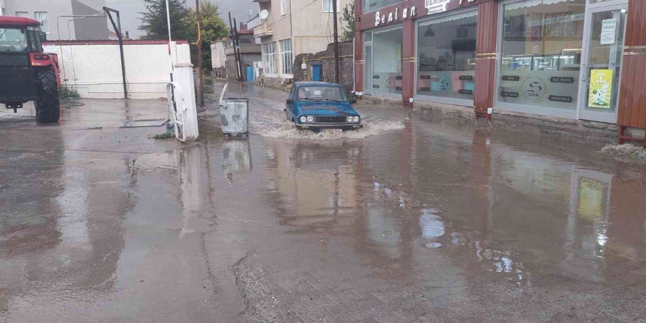Tomarza’da Yağmur Sonrası Yollar Göle Döndü