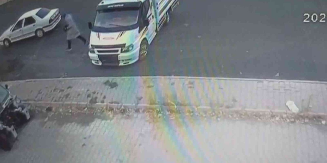 Çalıntı Otomobille Giderken Bir De Kamyonet Çaldılar