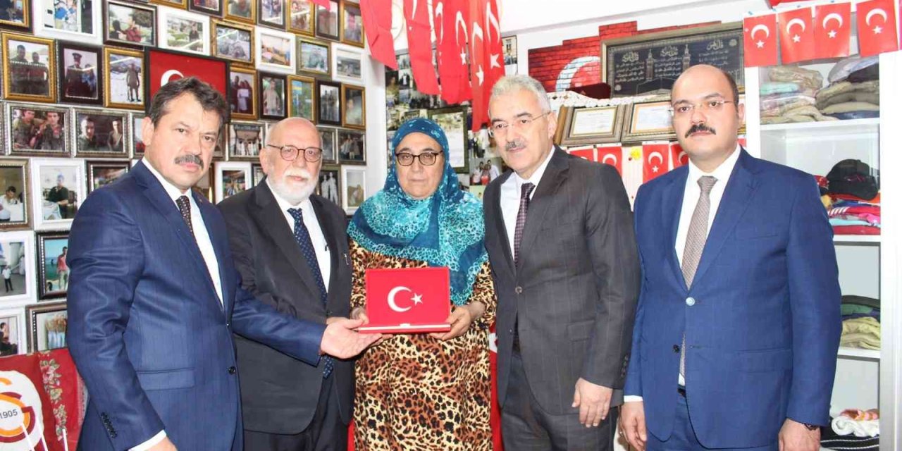 Gara Şehidinin Emaneti Annesine Teslim Edildi