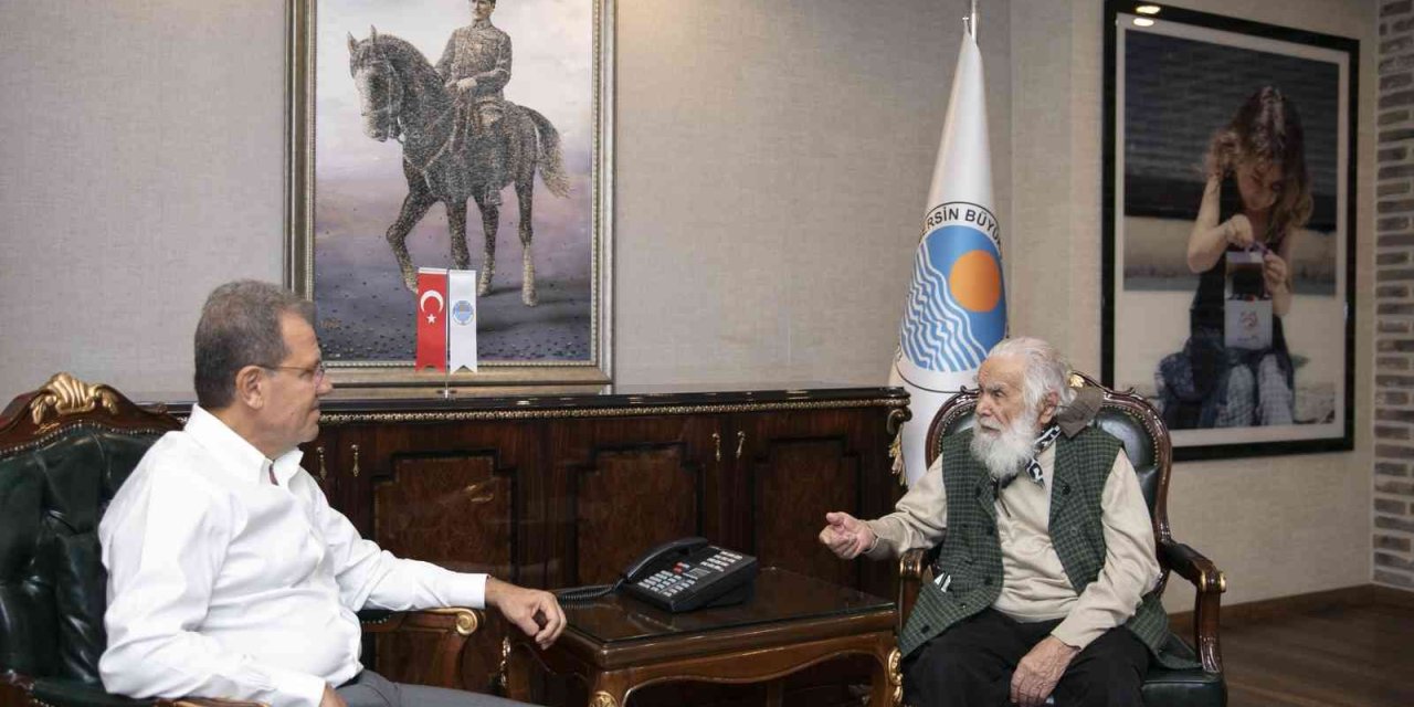 Hat Ustası Çalışkan, ’son Nokta’ Eserini Başkan Seçer’e Hediye Etti