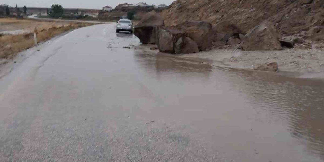 Kayseri’de Selde Kayalar Yola Düştü
