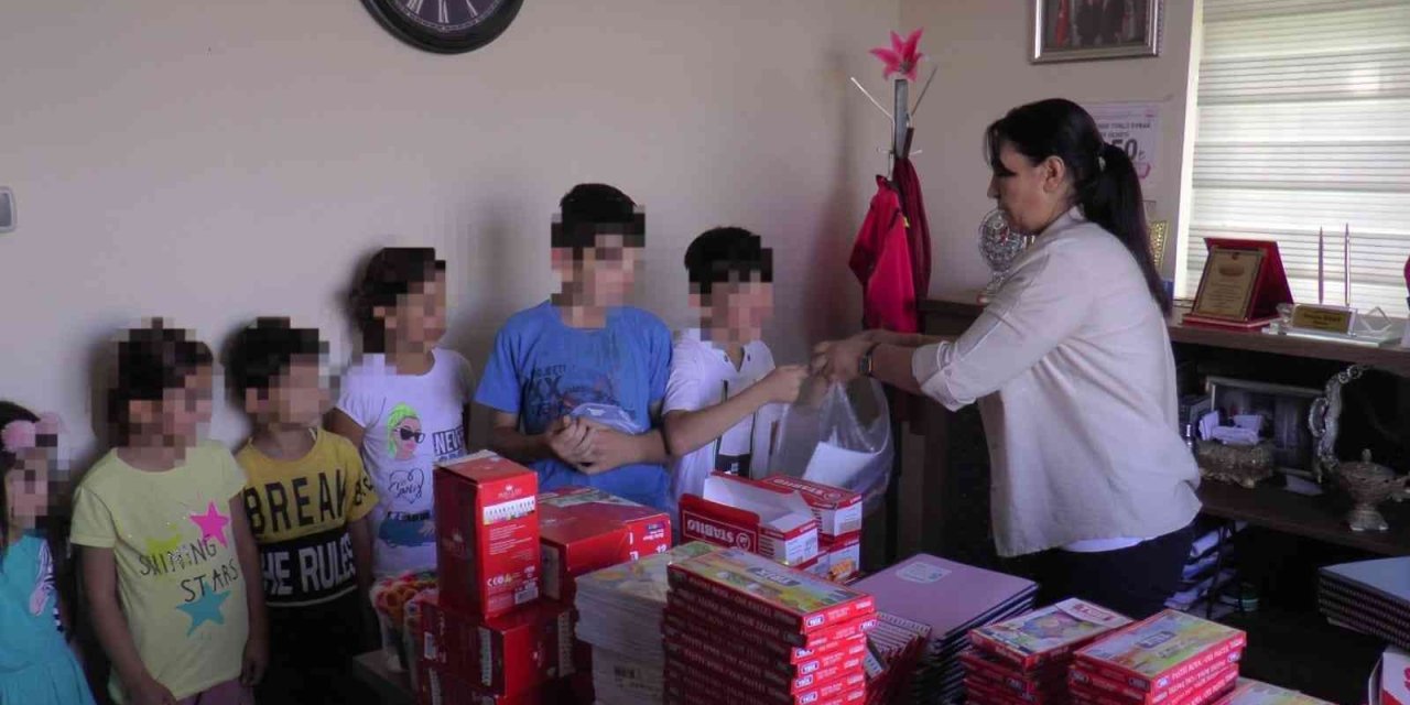 Muhtardan Mahalledeki 250 Öğrenciye Kırtasiye Yardımı