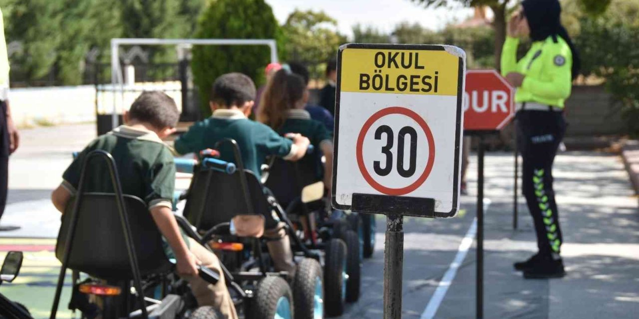 Mobil Trafik Eğitim Tırı İle İlkokul Öğrencileri Trafik Bilinci Kazanıyor