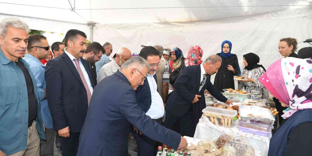 Başkan Büyükkılıç, Vali Çiçek İle Kızılay Hayır Panayırına Katıldı