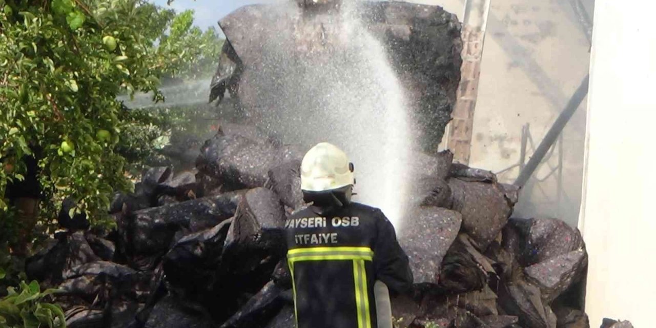 Kayseri’de Fabrika Yangını 2 Saatte Kontrol Altına Alındı