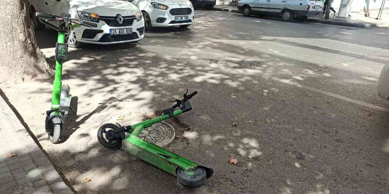 Caddeye Bilinçsizce Bırakılan Kiralık Scooterlar Tepkiye Neden Oldu