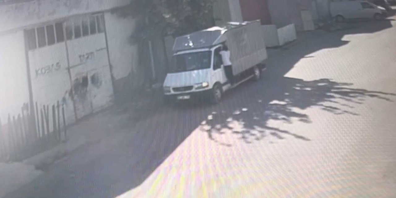 Araçtan Çaldıkları Çantayı Boşaltıp Fark Edilmemek İçin Yerine Bıraktılar