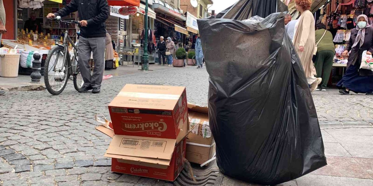 Çöp Kutusu Olmayınca Sokaklar Çöp Poşetiyle Doldu