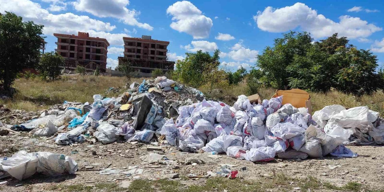 Evlerin Yakınındaki Araziye Atılan Molozlar Adeta ’pes’ Dedirtti