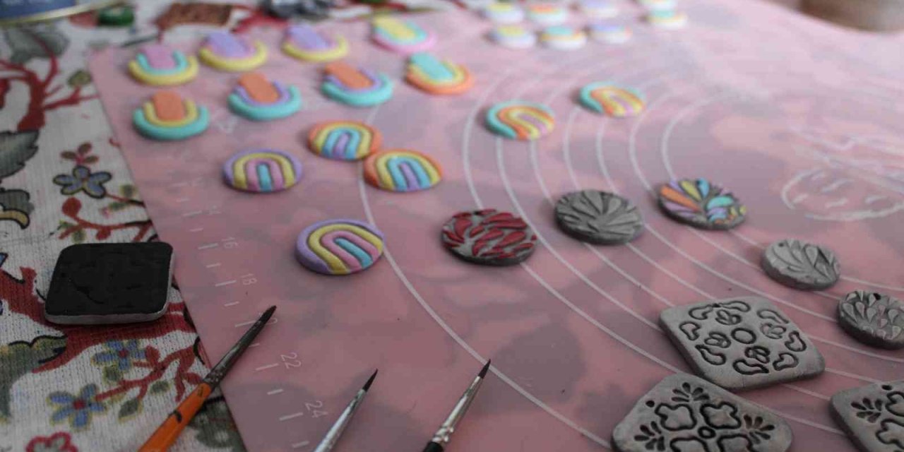 Şirket Yöneticiliğinden İstifa Edip Evinin Küçük Bir Odasında Sanat Atölyesi Kurdu