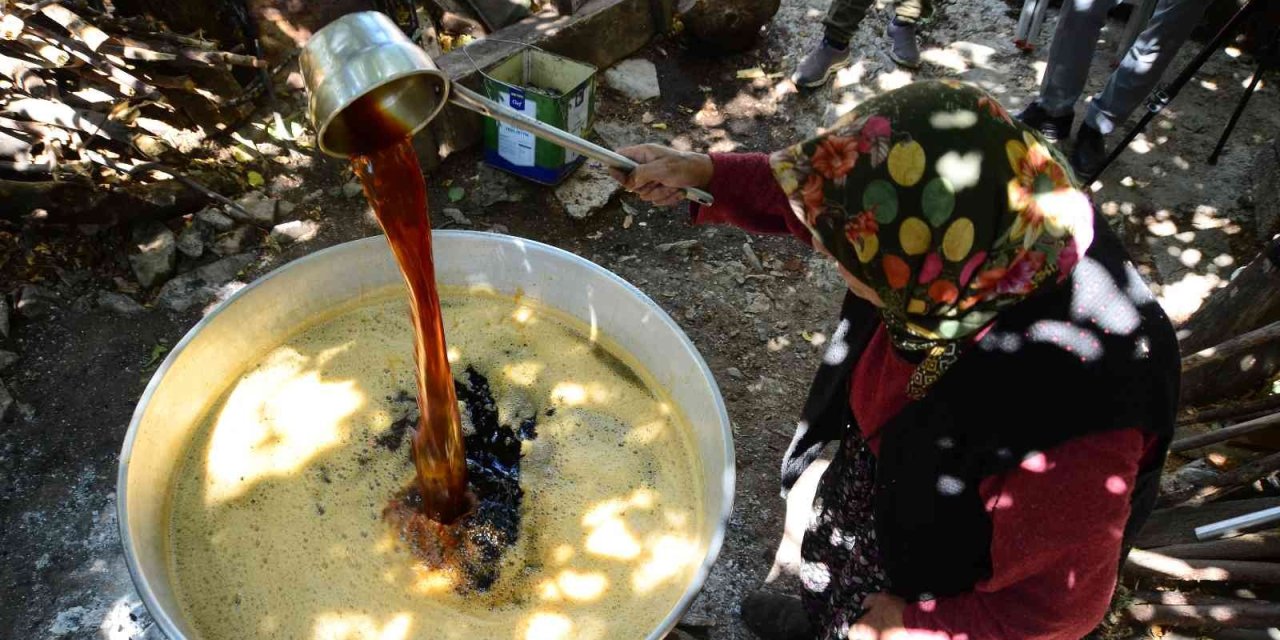 Bakır Tavalarda Kızgın Ateşte 4-5 Saat Kaynıyor, Kilogramı 100 Liradan Satılıyor