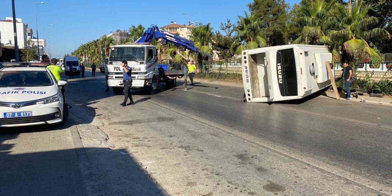 Kontrolden Çıkan Servis Aracı Devrildi