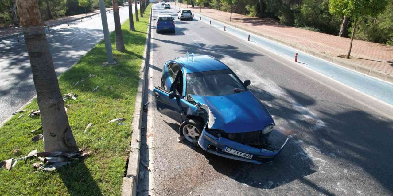 Palmiyeye Çarpan Otomobildeki 2 Kişi Yaralandı
