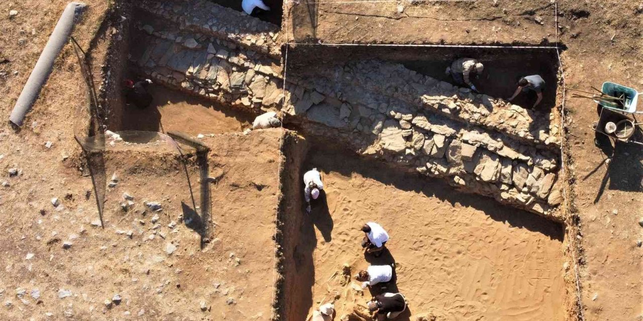 Antik Kentte Heyecanlandıran Keşif: Sütunlu Cadde Beklerken Biri Amforada 4 Bireyin İskeleti Ortaya Çıktı