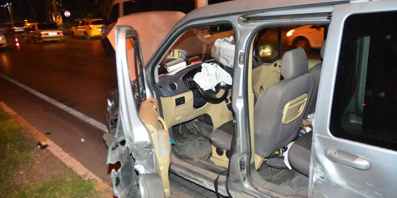 Karşı Şeride Geçen Araç Otomobile Çarptı: 2 Yaralı