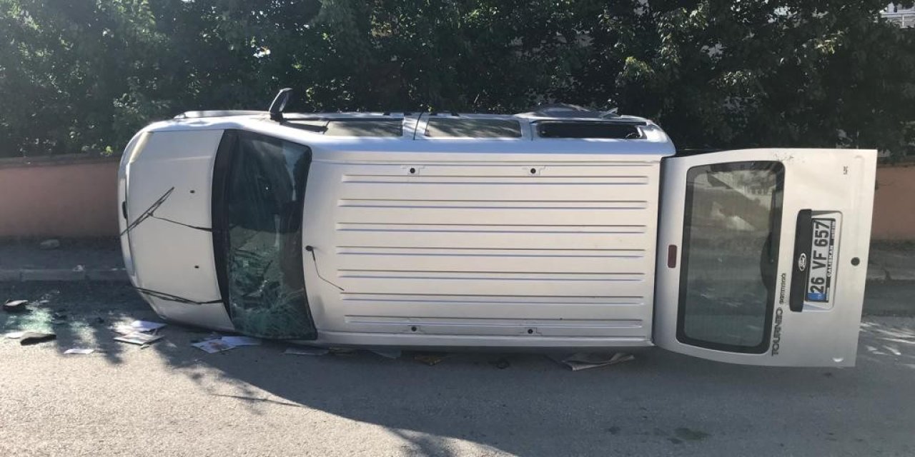 Kazada Yan Yatan Otomobilin Sürücüsü Yaralandı