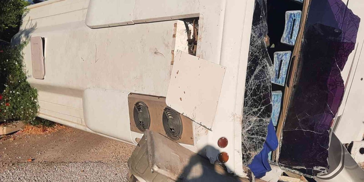 Tır İle Midibüs Çarpıştı: 3 Yaralı