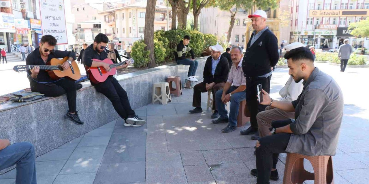 Aksaray Sokaklarında Bozkırın Tezenesi Anıldı