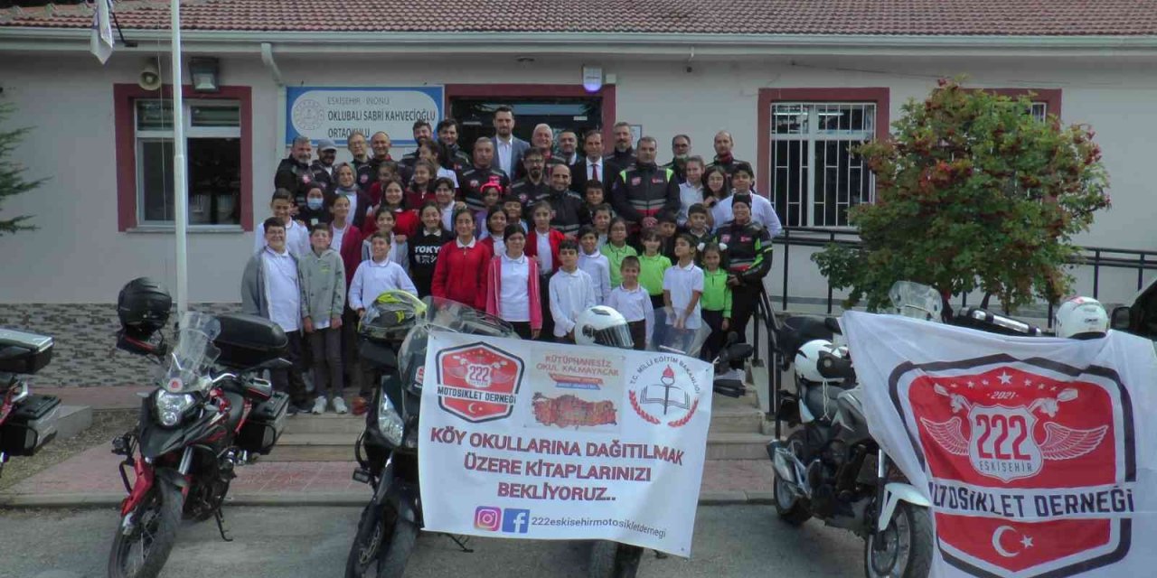 Motosikletlerle Köy Okuluna Bin 222 Kitap Bağışladı