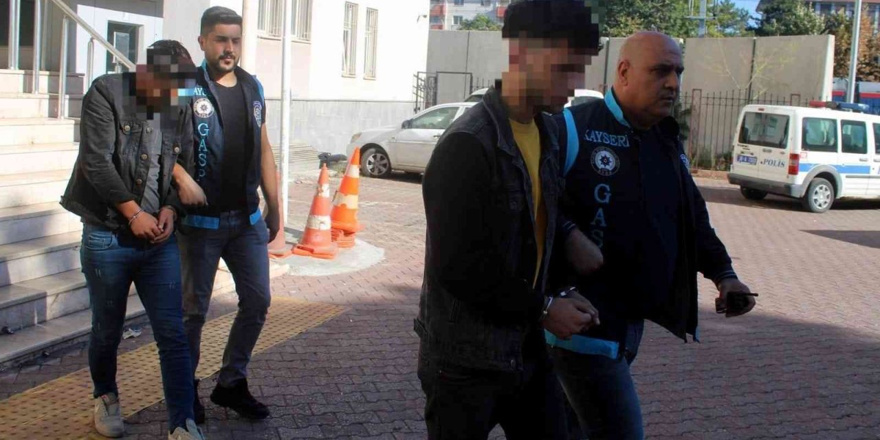 Birlikte Gezintiye Çıktıkları Arkadaşlarının Telefonunu Gasp Eden Gençler Gözaltına Alındı