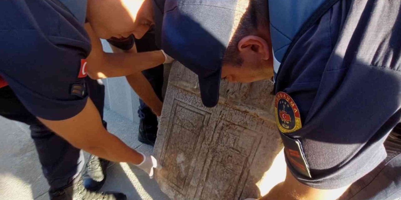 Araçta Roma Dönemine Ait Mezar Steli Ele Geçirildi