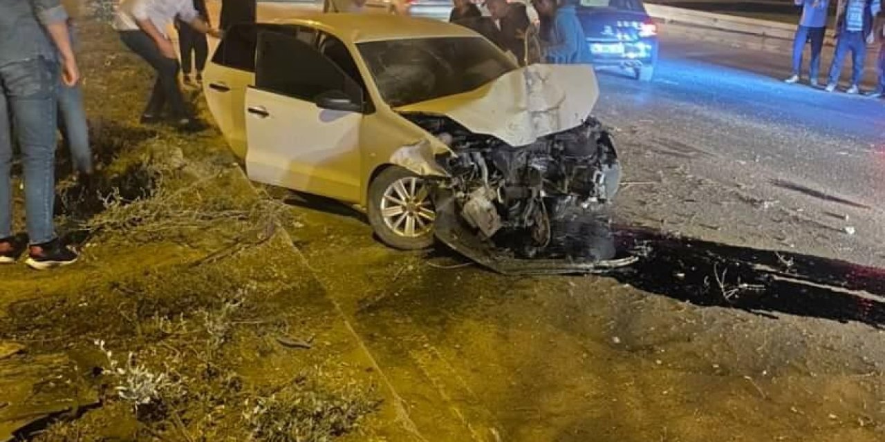 Otomobil Önce Motosiklete Sonra Refüje Çarptı: 1 Yaralı