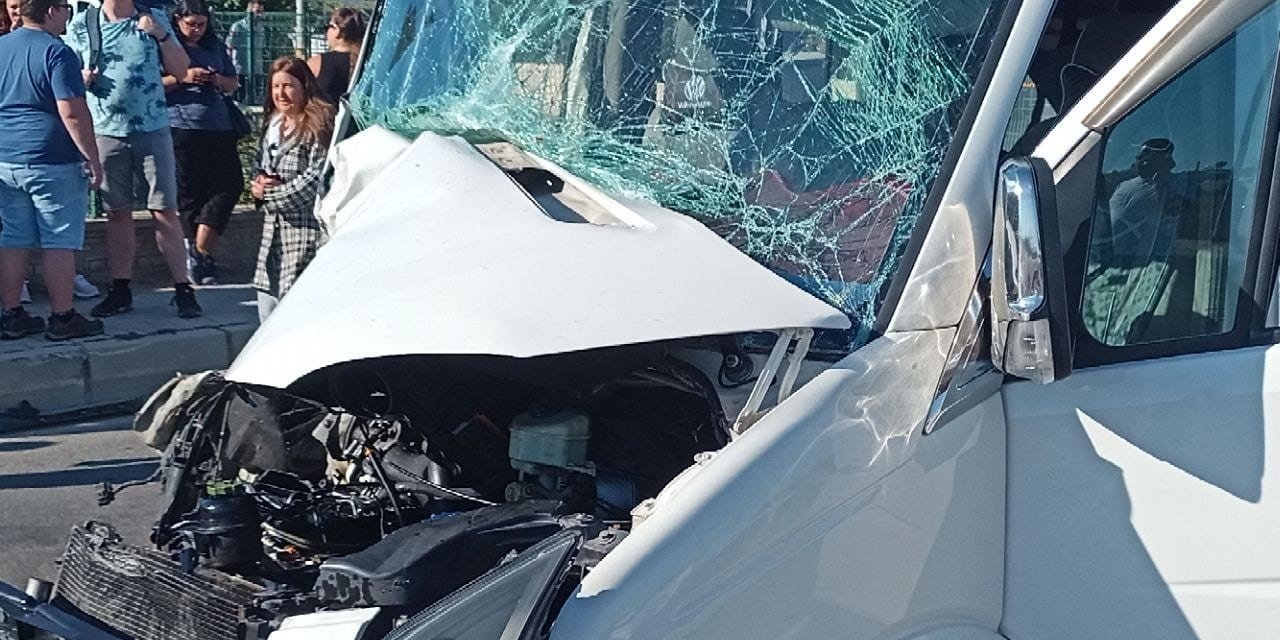 Tur Minibüsü İle Kamyonetin Karıştığı Kazada 2 Kişi Yaralandı