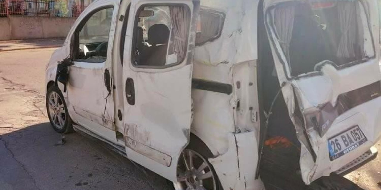 Ehliyetsiz Sürücü Kullandığı Araçla Kaza Yaparak Yaralandı