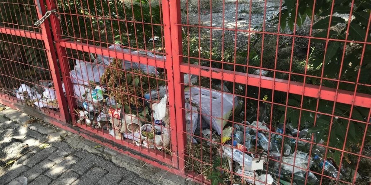 Çitlerle Çevrili Araziyi Çöplüğe Çevirdiler