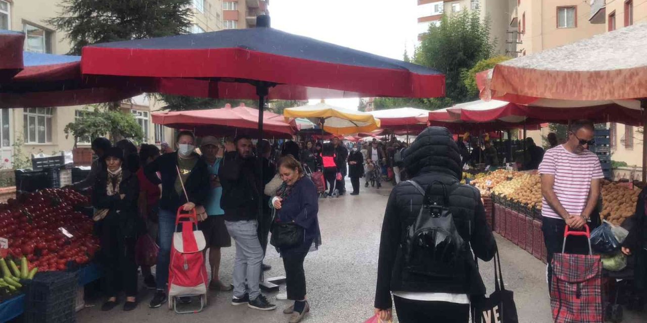 Aniden Bastıran Yağış Pazarda Zor Anlar Yaşattı