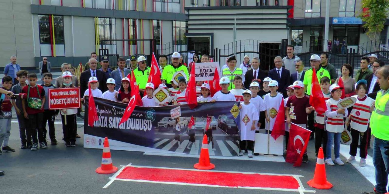 Minik Öğrencilerden Sürücülere ‘önce Yaya’ Farkındalık Etkinliği