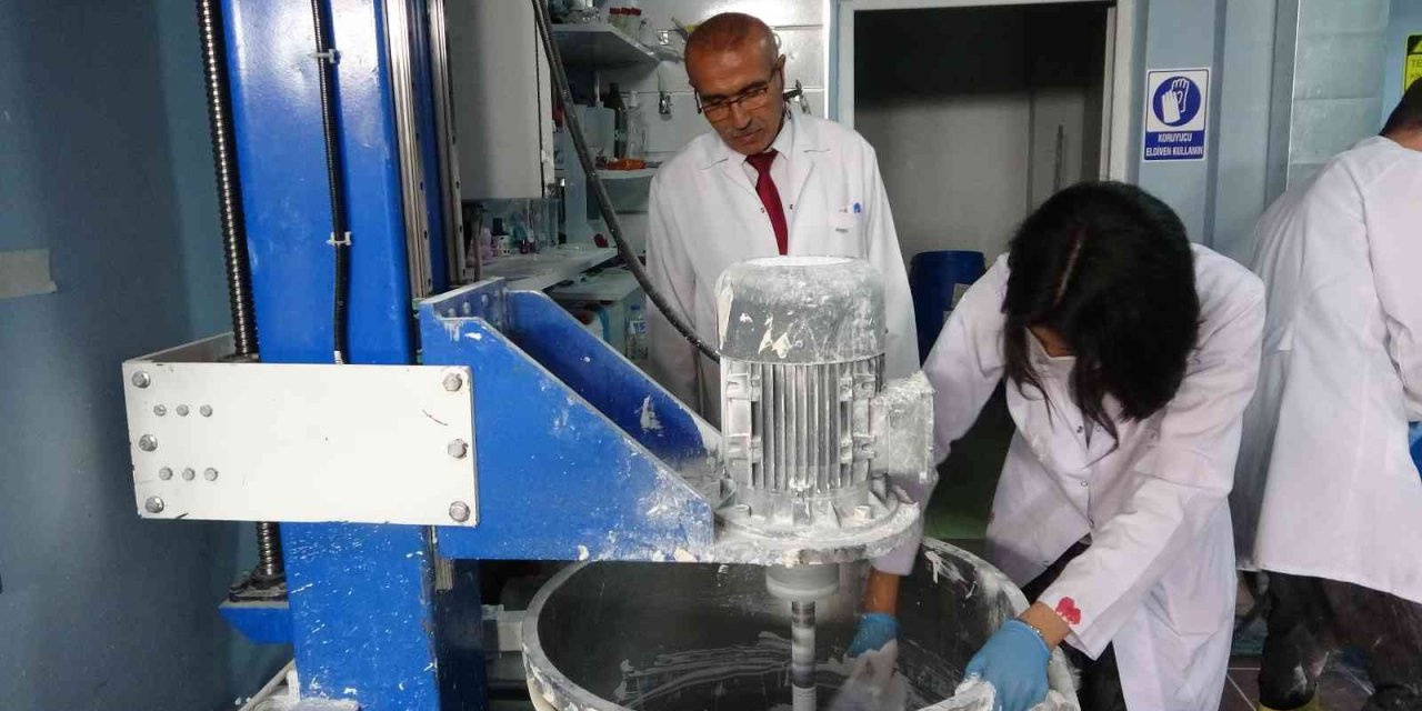 Kayseri’de Meslek Lisesinde Üretilen Boyalar Okulları Yeniliyor