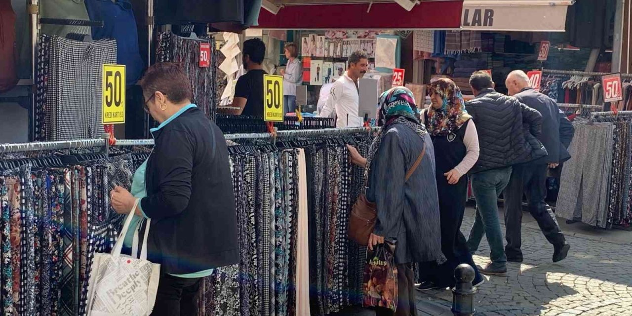 Kışlık Kıyafetler Tezgâhlarda Yerini Aldı, Alışveriş Yoğunluğu Başladı