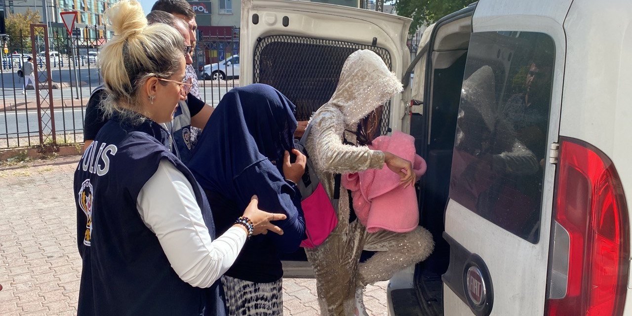 ’hırsızlık’ Suçundan Aranan Kadın Çatıdaki Özel Bölmede Yakalandı