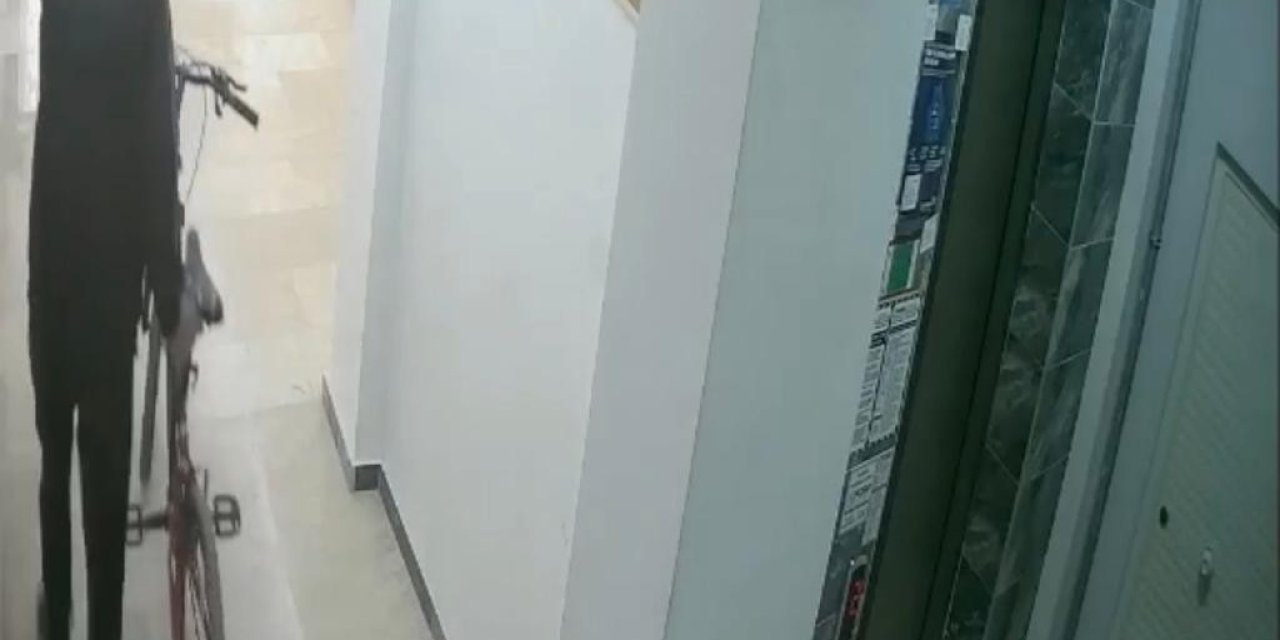 Açık Bulduğu Apartman Kapısından Girerek Bisiklet Çaldı