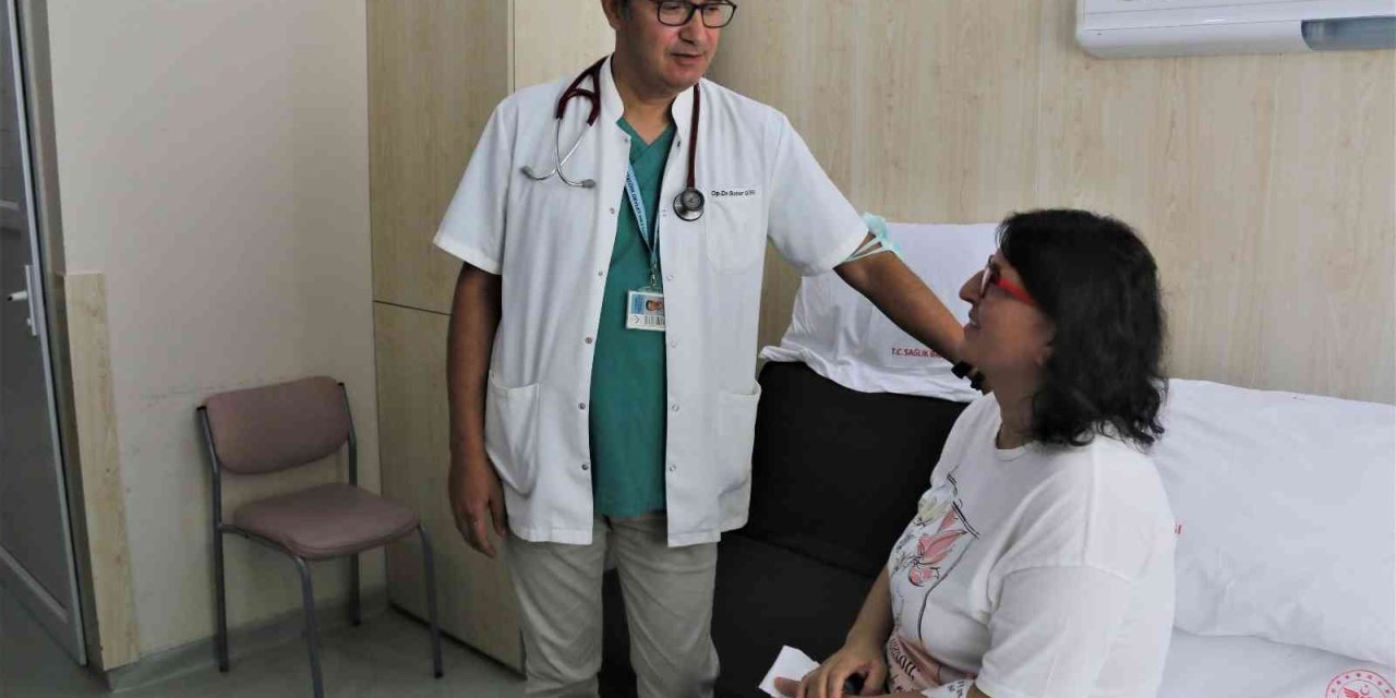 Öksürük Şikayeti İle Hastaneye Başvuran Hemşirenin Nefes Borusu Ve Akciğerinde Sinek Larvası Tespit Edildi