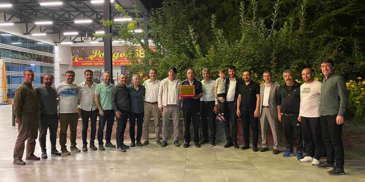 26 Yıllık Halı Saha Serüvenini Sonlandıran Çat’a Plaketli Veda