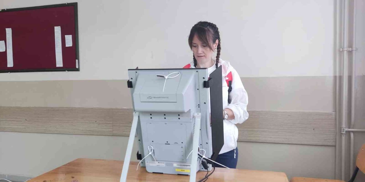 Çifte Vatandaşlar Bulgaristan’daki Erken Genel Seçim İçin Sandık Başında