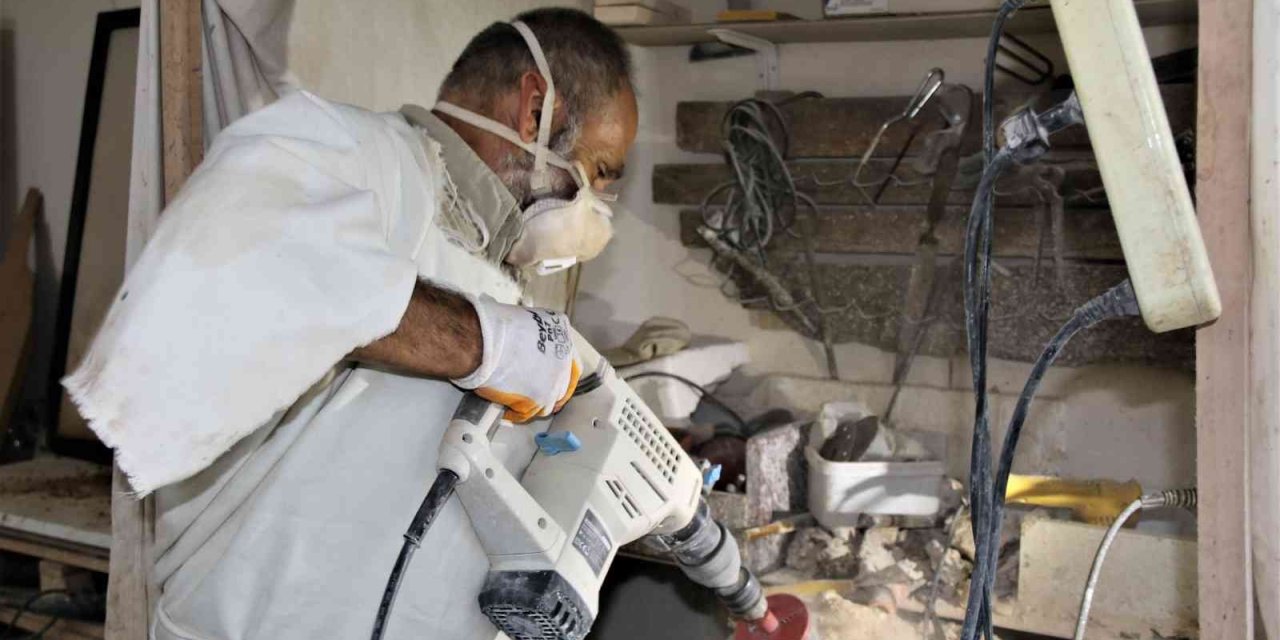 Ekmeğini Herkesin Basıp Geçtiği Taşları İşleyerek Kazanıyor