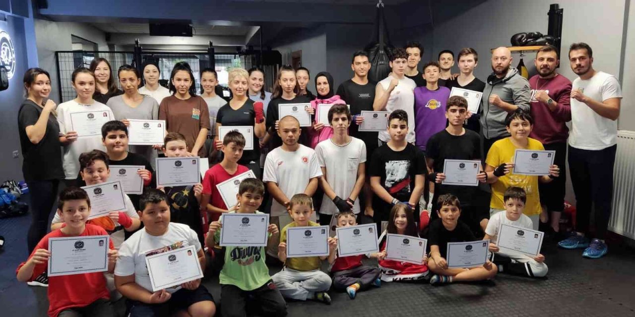 Kick Boks Sporcuları Kuşak Sevinci Yaşadı