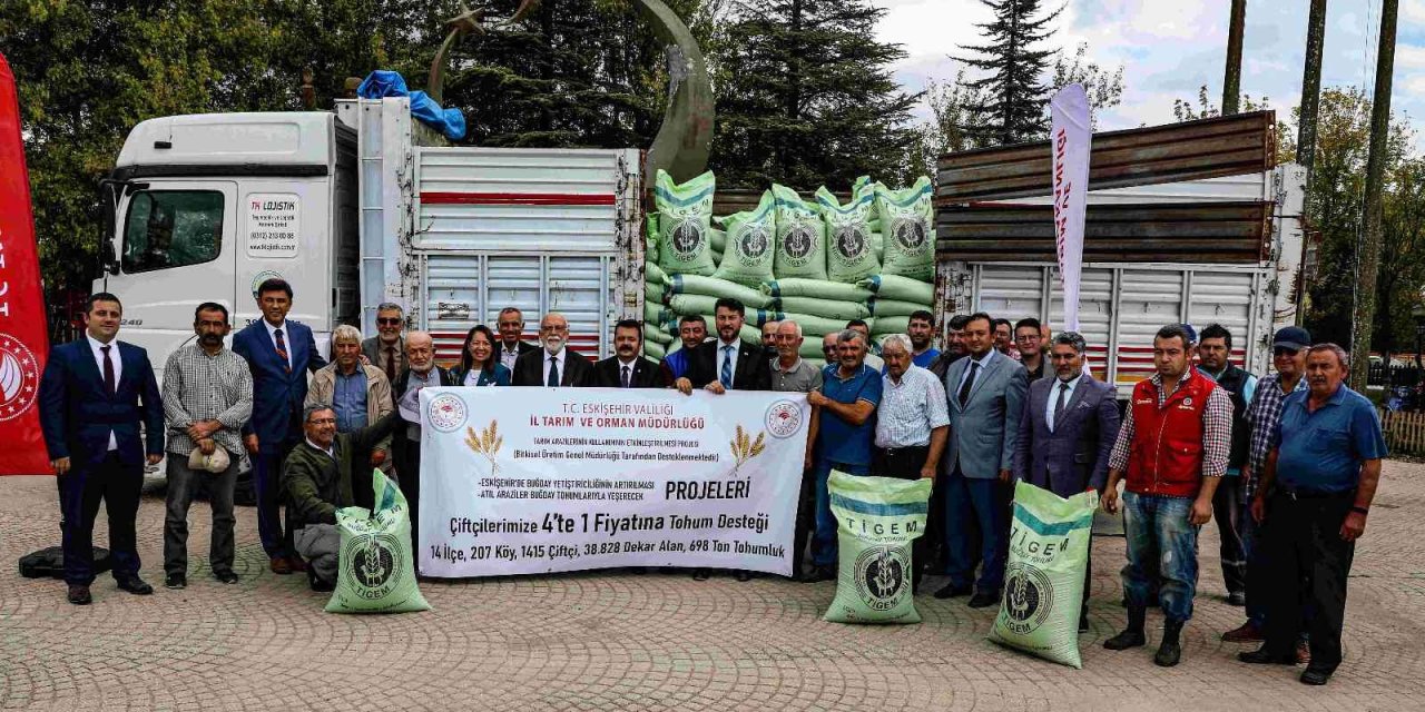 56 Çiftçiye 32 Ton Buğday Tohumu Verildi