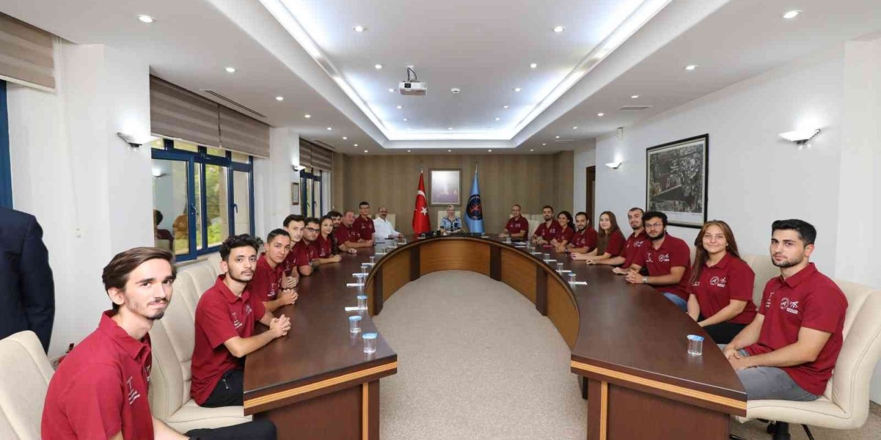 Rektör Özkan Tufan Elektromobil Takımı İle Bir Araya Geldi