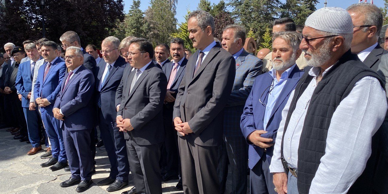 Bakan Özer, Kayseri’de Cenaze Namazına Katıldı